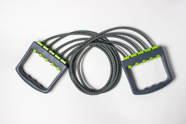 Beyaz arka planda genişletme yayı. Spor simülatörü. Spor Malzemeleri
