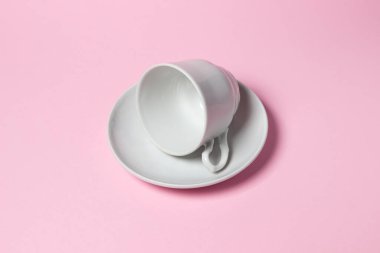 Pembe arka planda bir kahve fincanı. Kahve fincanı ve çay tabağı..