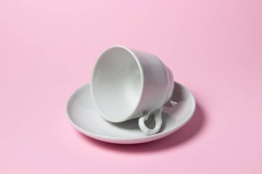 Pembe arka planda bir kahve fincanı. Kahve fincanı ve çay tabağı..