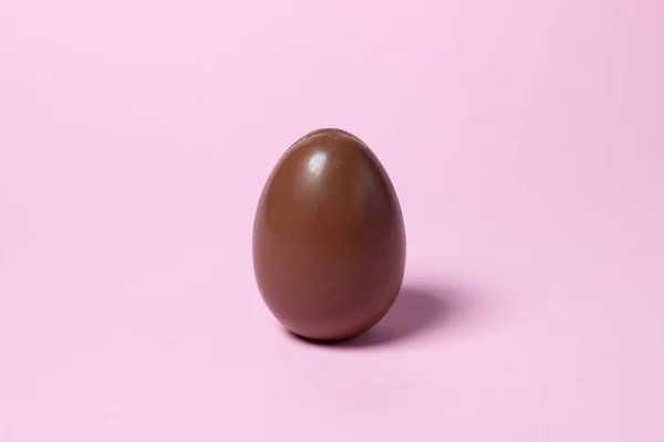 Telur Coklat Dengan Latar Belakang Merah Muda Produk Coklat — Stok Foto