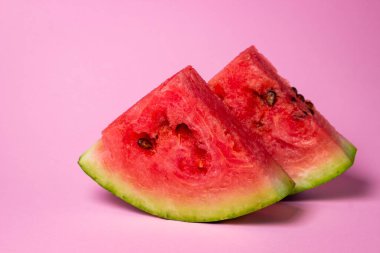 Pembe arka planda karpuz. Bir dilim karpuz kes. Olgun kırmızı karpuz
