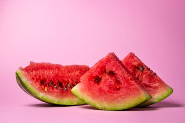 Pembe arka planda karpuz. Bir dilim karpuz kes. Olgun kırmızı karpuz