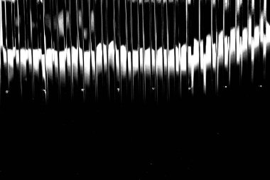 Boyalı ve kıvrımlı metal levhalar çit görevi görür, dikey çizgilere yatay görünüm