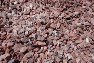 Doğada kayalık yol