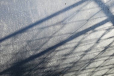 Çizik ve çatlaklarla metal doku.