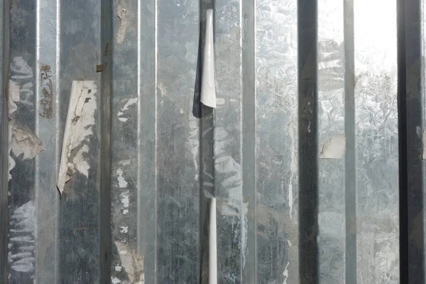 Oluklu Metal Levha Çit Görevi Görüyor Dikey Çizgilere Yatay Görünüm — Stok fotoğraf