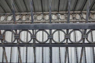 Çizik ve çatlaklarla metal doku.