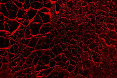 Duvar dokusundan eski boya soyuluyor