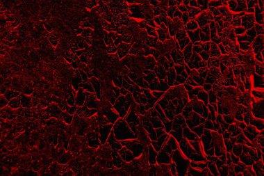 Duvar dokusundan eski boya soyuluyor