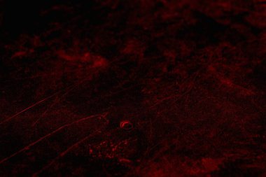 Soyut grunge arkaplanı. Monokrom dokusu. Siyah ve kırmızı desenli arka plan