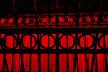 Soyut grunge arkaplanı. Monokrom dokusu. Siyah ve kırmızı desenli arka plan