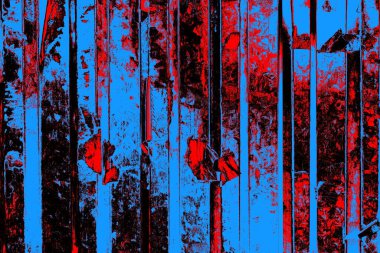 Oluklu metal levha çit görevi görüyor, dikey çizgilere yatay görünüm