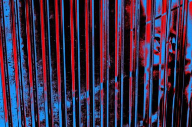 Oluklu metal levha çit görevi görüyor, dikey çizgilere yatay görünüm