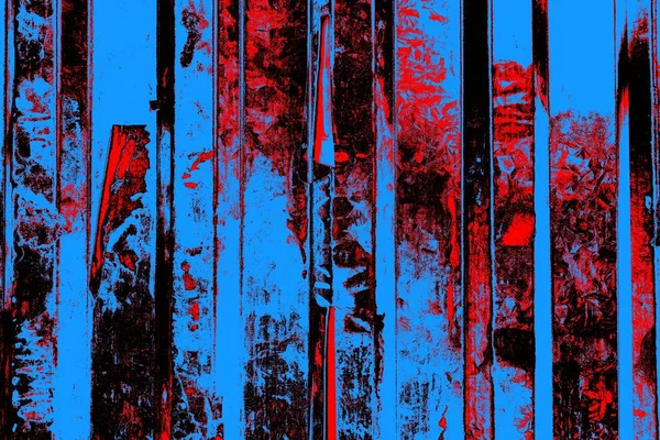 Oluklu metal levha çit görevi görüyor, dikey çizgilere yatay görünüm