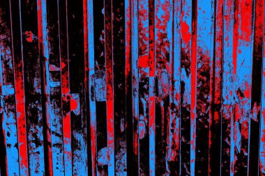 Oluklu metal levha çit görevi görüyor, dikey çizgilere yatay görünüm