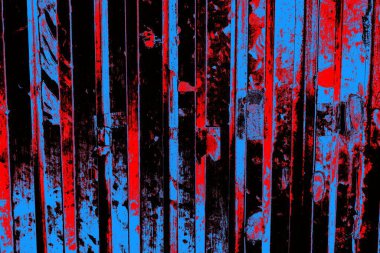 Oluklu metal levha çit görevi görüyor, dikey çizgilere yatay görünüm