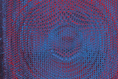 Koruyucu ızgarası olan güçlü bir hoparlör..