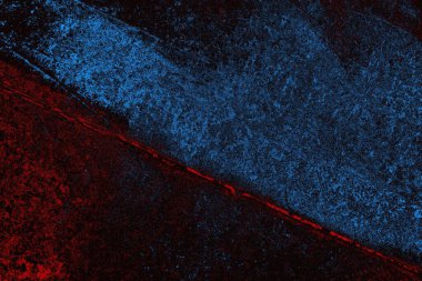 Kırık tarih arkaplanı olan kırmızı, mavi ve siyah grunge duvar