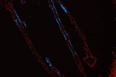 Kırık tarih arkaplanı olan kırmızı, mavi ve siyah grunge duvar