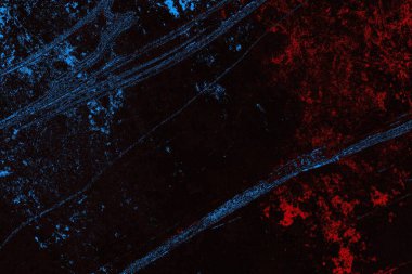 Koyu renkli ses, arka planda çatlaklar olan grunge duvar dokusu