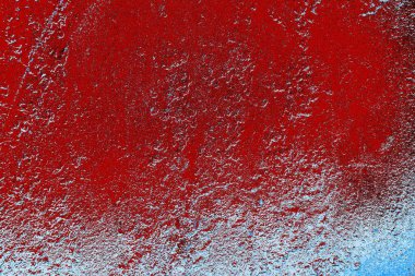 kırmızı mavi ve siyah duvar dokusu ve soyulmuş eski boya. 