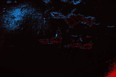 Koyu renkli ses, arka planda çatlaklar olan grunge duvar dokusu