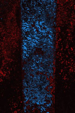 Kırık tarih arkaplanı olan kırmızı, mavi ve siyah grunge duvar