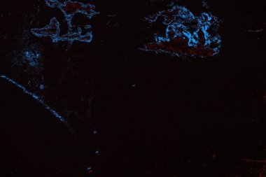 Koyu renkli ses, arka planda çatlaklar olan grunge duvar dokusu