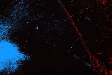 Kırık tarih arkaplanı olan kırmızı, mavi ve siyah grunge duvar