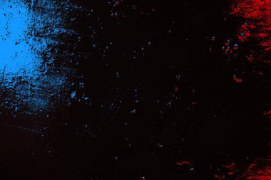 Kırık tarih arkaplanı olan kırmızı, mavi ve siyah grunge duvar