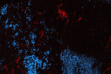 Koyu renkli ses, arka planda çatlaklar olan grunge duvar dokusu