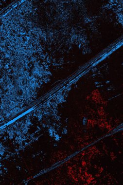 Koyu renkli ses, arka planda çatlaklar olan grunge duvar dokusu