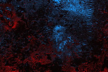 Kırık tarih arkaplanı olan kırmızı, mavi ve siyah grunge duvar