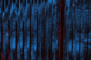 Oluklu metal levha çit görevi görüyor, dikey çizgilere yatay görünüm