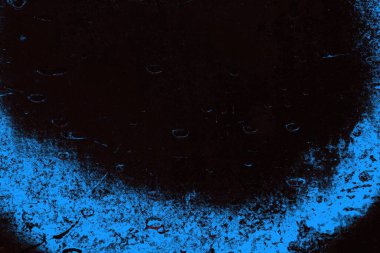 Koyu renkli ses, arka planda çatlaklar olan grunge duvar dokusu