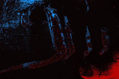 Kırık tarih arkaplanı olan kırmızı, mavi ve siyah grunge duvar