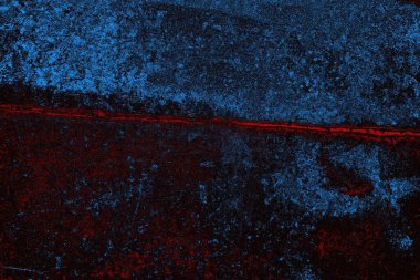 Kırık tarih arkaplanı olan kırmızı, mavi ve siyah grunge duvar