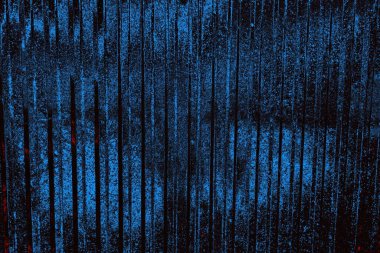 Oluklu metal levha çit görevi görüyor, dikey çizgilere yatay görünüm