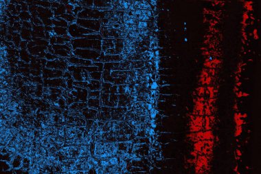 Koyu renkli ses, çatlak ve arkaplanı su sıçratan grunge duvar dokusu