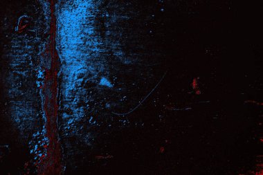 Koyu renkli ses, arka planda çatlaklar olan grunge duvar dokusu