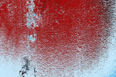 kırmızı mavi ve siyah duvar dokusu ve soyulmuş eski boya. 