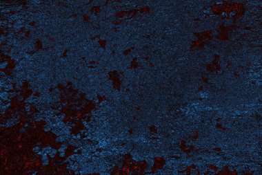 Koyu renkli ses, çatlak ve arkaplanı su sıçratan grunge duvar dokusu