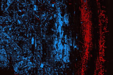 Koyu renkli ses, çatlak ve arkaplanı su sıçratan grunge duvar dokusu