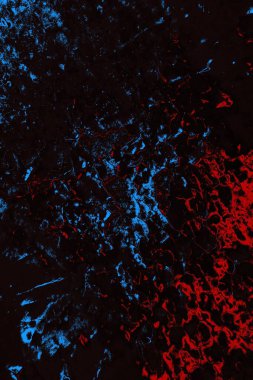 Koyu renkli ses, çatlak ve arkaplanı su sıçratan grunge duvar dokusu