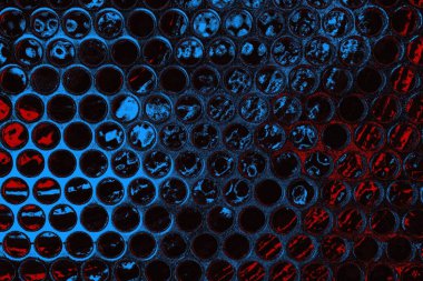 Koyu renkli ses, arka planda çatlaklar olan grunge duvar dokusu