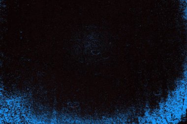 Koyu renkli ses, arka planda çatlaklar olan grunge duvar dokusu