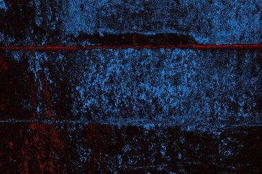 Kırık tarih arkaplanı olan kırmızı, mavi ve siyah grunge duvar