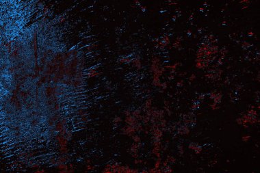 Kırık tarih arkaplanı olan kırmızı, mavi ve siyah grunge duvar