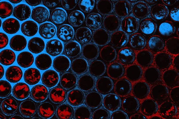 Koyu renkli ses, arka planda çatlaklar olan grunge duvar dokusu