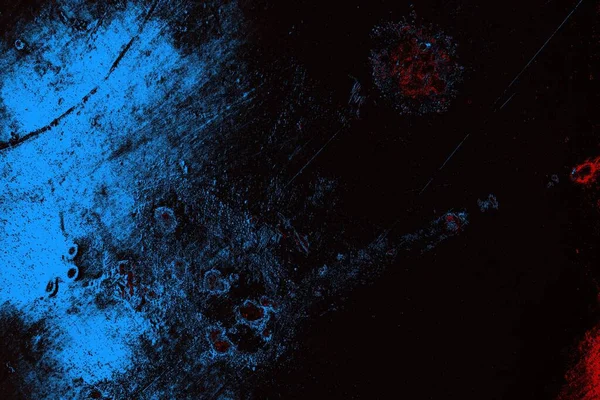 Koyu renkli ses, arka planda çatlaklar olan grunge duvar dokusu